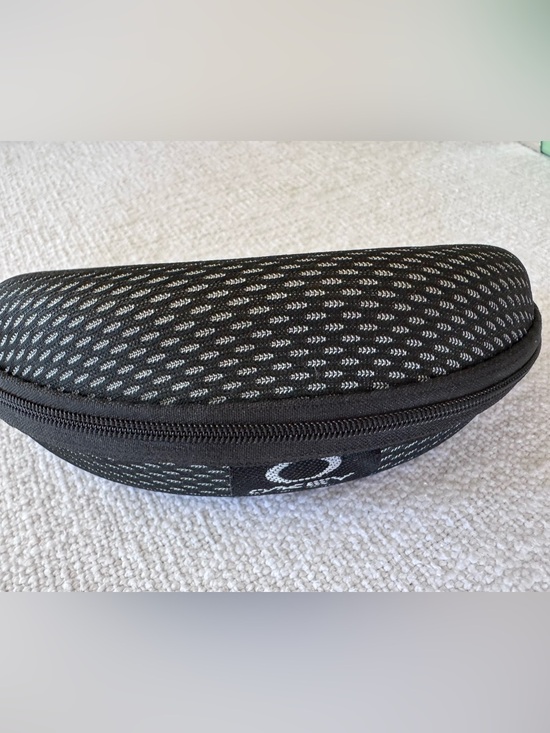 Oakley Other - Oakley Brand Sunglass Case Eyeglasses Clamshell Zip Gray/Black Sunglasses O’Key